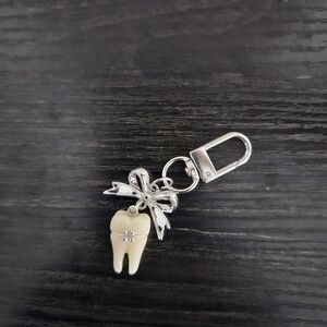 🌺 Lot B/E Silver Tooth Charm Keychain